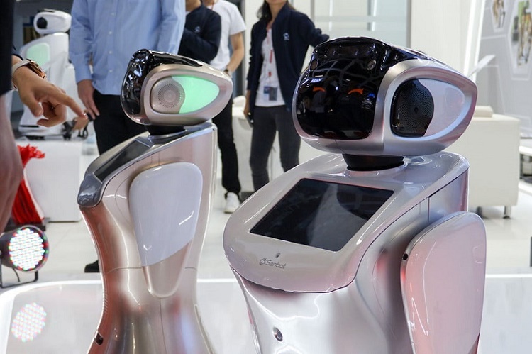 airport service robot, robot help airport passengers, airport torist service robot